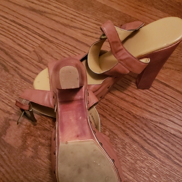 Heels - Picture 4 of 4